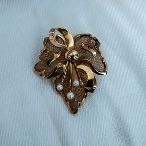 Vintage 1940's Mesh Leaf Brooch with faux Pearls